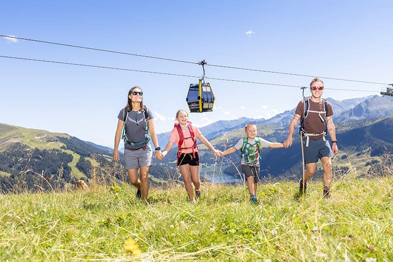 Familie beim Wandern am Isskogel Zillertal Arena