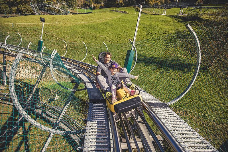 Vater mit Sohn auf der Arena Coaster Zell am Ziller